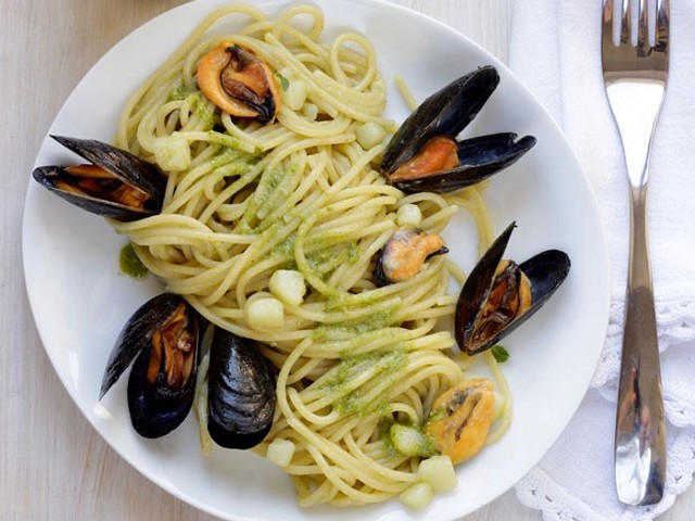 Spaghetti with mussels, potatoes and Pesto sauce
