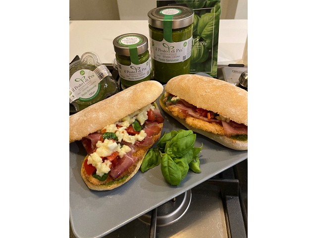 Ciabatta golosa con con pesto genovese, cotoletta,