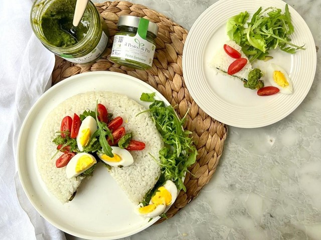 Torta fredda di riso con verdure e pesto