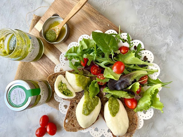 Finte uova di mozzarella con zucchine e Pesto di P