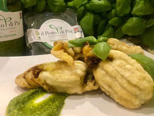 Fiori di zucchine in pastella, ricotta, acciugh...
