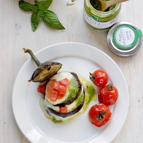 Torrette di melanzane con pesto di Pra’, provola e pomodorini