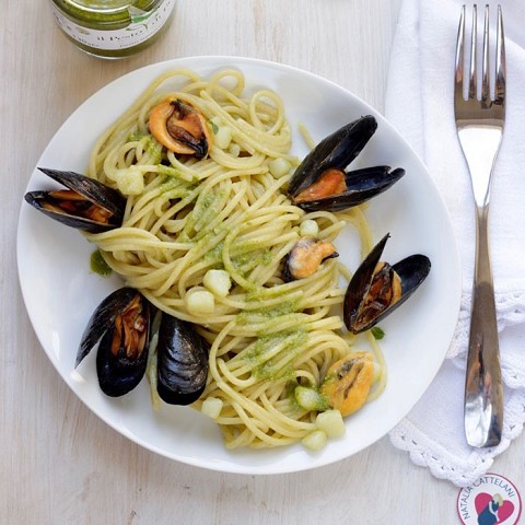 Spaghetti with mussels, potatoes and Pesto sauce