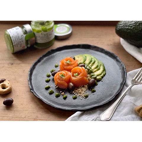Carpaccio di salmone marinato con avocado e pesto