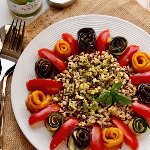 Insalata di cereali riso selvaggio e verdure con pesto di Pra’